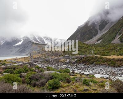 Explorez la piste époustouflante de Hooker Valley avec ses montagnes enneigées en Nouvelle-Zélande, où la beauté de la nature ne connaît pas de limites Banque D'Images