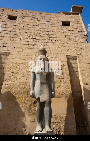 Colossus of Ramses II en face de Pylon, Temple de Louxor, site classé au patrimoine mondial de l'UNESCO, Louxor, Égypte Banque D'Images