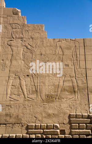 Relief de Pharaon (à gauche), complexe du temple de Karnak, site classé au patrimoine mondial de l'UNESCO, Louxor, Égypte Banque D'Images