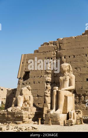 Colosse de Thoutmosis III, huitième pylône, complexe du temple de Karnak, site du patrimoine mondial de l'UNESCO, Louxor, Égypte Banque D'Images