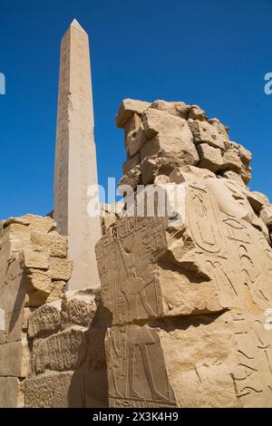 Obélisque de Tuthmosis I, complexe du temple de Karnak, site classé au patrimoine mondial de l'UNESCO, Louxor, Égypte Banque D'Images