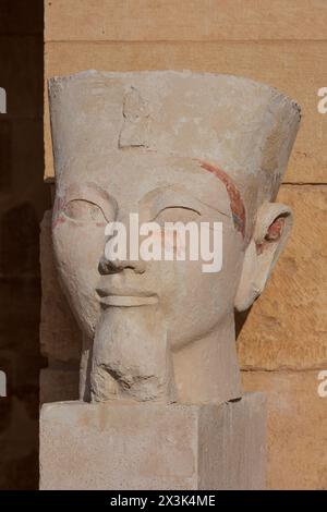 La tête coupée d'une statue d'Hatshepsout au temple mortuaire d'Hatshepsout à Deir el-Bahari (gouvernorat de Louxor), en Égypte Banque D'Images