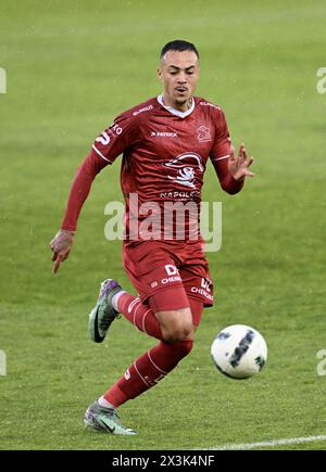 Waregem, Belgique. 27 avril 2024. Matheus Machado Ferreira d'Essevee contrôle le ballon lors d'un match de football entre le SV Zulte Waregem et le Lommel SK, samedi 27 avril 2024 à Waregem, première étape de la demi-finale de la promotion à l'issue de la deuxième division du championnat belge 'Challenger Pro League' 2023-2024. BELGA PHOTO JOHN THYS crédit : Belga News Agency/Alamy Live News Banque D'Images