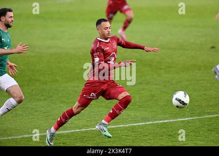 Waregem, Belgique. 27 avril 2024. Matheus Machado Ferreira d'Essevee court avec le ballon lors d'un match de football entre le SV Zulte Waregem et Lommel SK, samedi 27 avril 2024 à Waregem, première étape de la demi-finale de la promotion à l'issue de la deuxième division du championnat belge 'Challenger Pro League' 2023-2024. BELGA PHOTO JOHN THYS crédit : Belga News Agency/Alamy Live News Banque D'Images