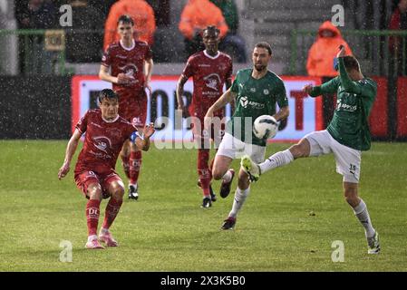 Waregem, Belgique. 27 avril 2024. Jelle Vossen d'Essevee se bat pour le ballon lors d'un match de football entre le SV Zulte Waregem et le Lommel SK, samedi 27 avril 2024 à Waregem, première étape de la demi-finale de la promotion à l'issue de la deuxième division du championnat belge 'Challenger Pro League' 2023-2024. BELGA PHOTO JOHN THYS crédit : Belga News Agency/Alamy Live News Banque D'Images