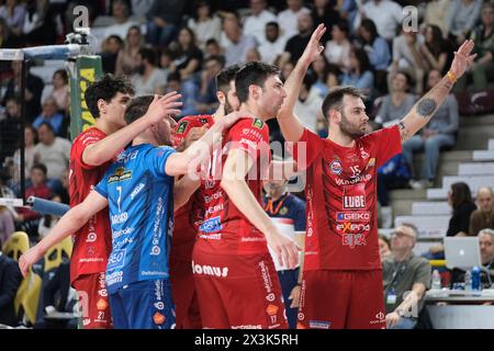 Vérone, Italie. 27 avril 2024. Cucine Lube Civitanova Team célèbre après avoir marqué un point lors du match entre Rana Verona et Cucine Lube Civitanova, dernier match de la Challenge Cup of Superlega Italian Volleball Championship 2023/2024 à Pala AGSM-AIM le 27 avril 2024, Vérone, Italie. Crédit : Agence photo indépendante/Alamy Live News Banque D'Images