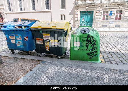 Bacs de recyclage pour le papier, le plastique et le verre, marqués de graffitis, dans une rue du quartier Karlin de Prague. Banque D'Images