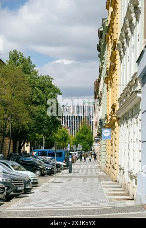 Prague Karlin rue du quartier avec des bâtiments historiques. Banque D'Images