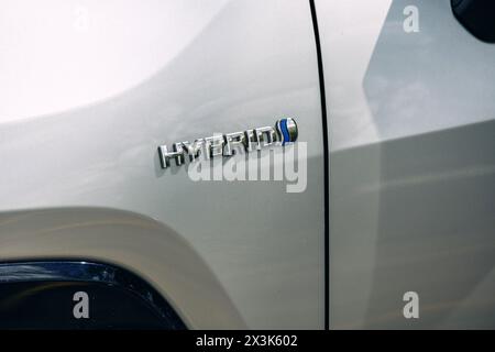 Gros plan de l'emblème hybride sur un véhicule Toyota RAV4. Banque D'Images