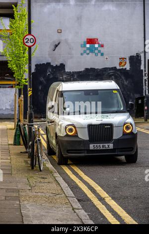 Fourgon électrique LEVC moderne dans la ville de Londres, alliant le design emblématique de la cabine à une énergie propre. Banque D'Images