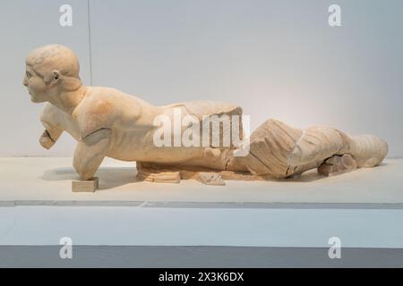 Fronton est du temple de Zeus, musée archéologique d'Olympie, Grèce. Banque D'Images
