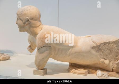 Fronton est du temple de Zeus, musée archéologique d'Olympie, Grèce. Banque D'Images