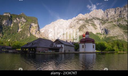 Sankt Bartholoma vor dem Watzmann sur le lac Konigsee près du mont Jenner dans le parc national de Berchtesgaden, hautes Alpes bavaroises, Allemagne, Europe. Beauté de n Banque D'Images