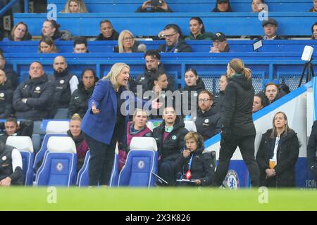 27 avril 2024 ; Stamford Bridge, Londres, Angleterre : UEFA Womens Champions League Football, demi finale, deuxième manche, Chelsea contre Barcelone ; la manager de Chelsea Emma Hayes est mécontente de la décision de montrer à Kadeisha Buchanan un carton rouge après un deuxième carton jaune. Banque D'Images