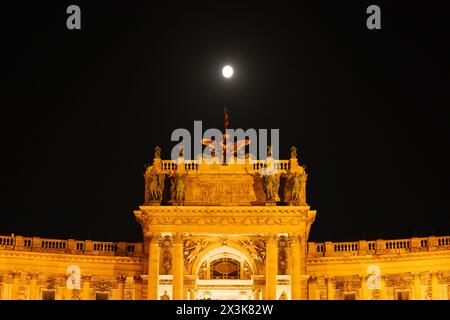 Bâtiment Hofburg à Vienne et Moon in the Night Sky Banque D'Images