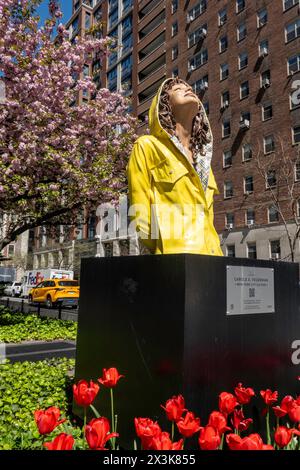 'Street Swimmers' de Carole Feuerman est un projet d'art public le long de Park Avenue dans le quartier historique de Murray Hill, New York City, USA 2024 Banque D'Images