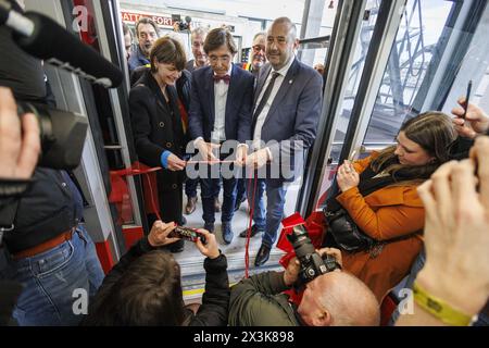 Huy, Belgique. 27 avril 2024. Ministre wallon des services publics, TIC, simplification administrative, allocations familiales, Tourisme, patrimoine et sécurité routière Valérie de Bue, le ministre wallon Président Elio Di Rupo et le ministre wallon des collectivités locales et du logement Christophe Collignon photographiés lors de l’inauguration du téléphérique, à Huy, samedi 27 avril 2024. BELGA PHOTO NICOLAS MAETERLINCK crédit : Belga News Agency/Alamy Live News Banque D'Images