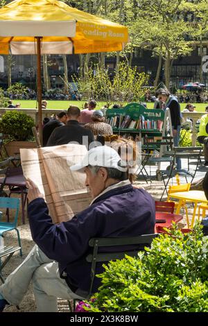 Bryant Park est une oasis urbaine derrière le bâtiment principal de la New York public Library à Midtown Manhattan, 2024, heure du printemps, New York City, États-Unis Banque D'Images