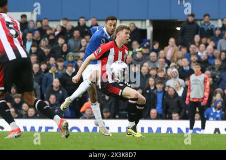 Liverpool, Royaume-Uni. 27 avril 2024. Dwight McNeil d'Everton (l) tente un tir. Premier League match, Everton v Brentford au Goodison Park à Liverpool le samedi 27 avril 2024. Cette image ne peut être utilisée qu'à des fins éditoriales. Usage éditorial exclusif, photo de Chris Stading/Andrew Orchard photographie sportive/Alamy Live News crédit : Andrew Orchard photographie sportive/Alamy Live News Banque D'Images