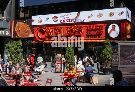 Carlos boulangerie est situé au coeur de Times Square et sert une grande variété de produits de boulangerie, 2024, New York City, États-Unis Banque D'Images