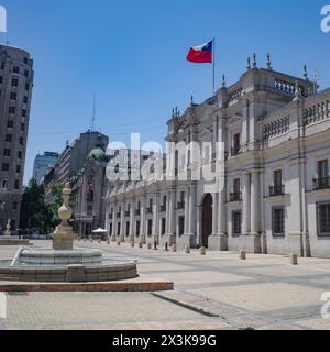 Santiago, Chili - 26 novembre 2023 : Palacio de la Moneda et Plaza Constitution Banque D'Images