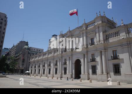 Santiago, Chili - 26 novembre 2023 : Palacio de la Moneda et Plaza Constitution Banque D'Images