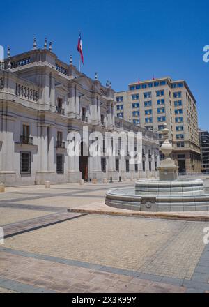 Santiago, Chili - 26 novembre 2023 : Palacio de la Moneda et Plaza Constitution Banque D'Images