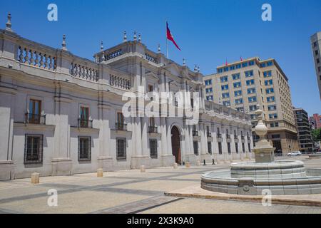 Santiago, Chili - 26 novembre 2023 : Palacio de la Moneda et Plaza Constitution Banque D'Images