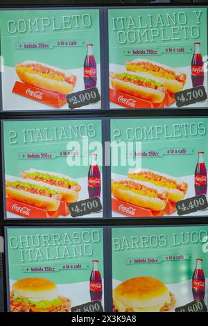 Santiago, Chili - 26 novembre 2023 : Hot Dogs Completo traditionnels en vente chez un vendeur de snacks à Santiagos Plaza de Armas Banque D'Images