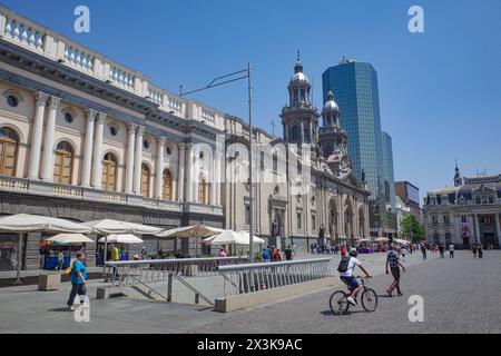 Santiago, Chili - 26 novembre 2023 : Cathédrale métropolitaine de Santiago et Plaza de Armas Banque D'Images