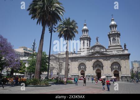 Santiago, Chili - 26 novembre 2023 : Cathédrale métropolitaine de Santiago et Plaza de Armas Banque D'Images