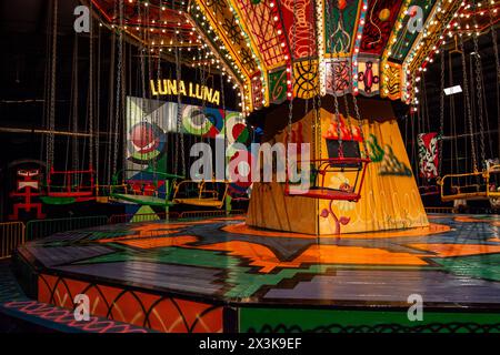 Le parc d'attractions artistique Luna Luna comprend une balançoire peinte signée par l'artiste New-yorkais Kenny Scharf. Banque D'Images