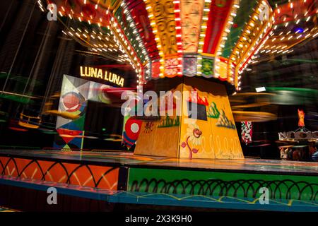 Le parc d'attractions artistique Luna Luna comprend une balançoire peinte signée par l'artiste New-yorkais Kenny Scharf. Banque D'Images