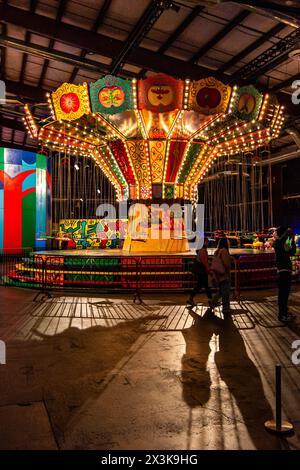 Le parc d'attractions Luna Luna art comprend une balançoire peinte par l'artiste New-yorkais Kenny Scharf. Banque D'Images