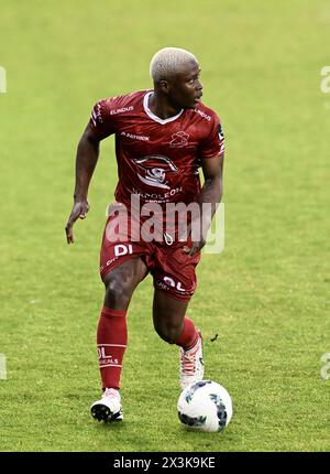 Waregem, Belgique. 27 avril 2024. Tochukwu Nnadi d'Essevee contrôle le ballon lors d'un match de football entre le SV Zulte Waregem et Lommel SK, samedi 27 avril 2024 à Waregem, première étape de la demi-finale de la promotion à l'issue de la deuxième division du championnat belge 'Challenger Pro League' 2023-2024. BELGA PHOTO JOHN THYS crédit : Belga News Agency/Alamy Live News Banque D'Images