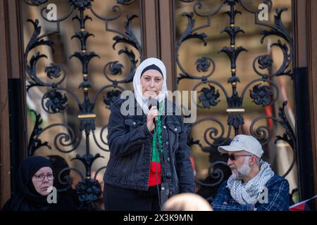 Glasgow, Écosse, Royaume-Uni. 27 avril 2024. Des manifestants pro-palestiniens habillés de noir avec des mains peintes en rouge organisent un rassemblement et une marche silencieuse dans les rues de Glasgow pour marquer 200 jours de guerre à Gaza. Crédit : R.Gass/Alamy Live News Banque D'Images