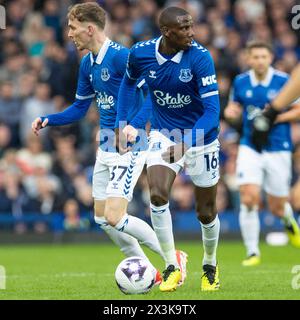 Abdoulaye Doucoure #16 de Everton F.C lors du match de premier League entre Everton et Brentford au Goodison Park, Liverpool le samedi 27 avril 2024. (Photo : Mike Morese | mi News) crédit : MI News & Sport /Alamy Live News Banque D'Images