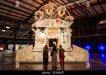 Le parc d'attractions Luna Luna art dispose d'une grande roue de Jean-Michel Basquiat. Banque D'Images