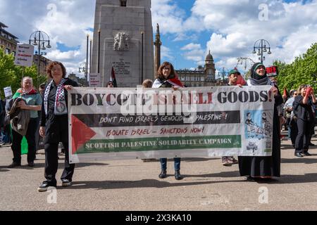 Glasgow, Écosse, Royaume-Uni. 27 avril 2024. Des manifestants pro-palestiniens habillés de noir avec des mains peintes en rouge organisent un rassemblement et une marche silencieuse dans les rues de Glasgow pour marquer 200 jours de guerre à Gaza. Crédit : R.Gass/Alamy Live News Banque D'Images