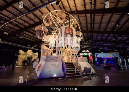 Le parc d'attractions Luna Luna art dispose d'une grande roue de Jean-Michel Basquiat. Banque D'Images