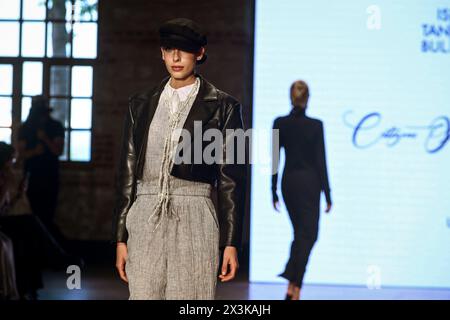 Istanbul, Turquie. 26 avril 2024. Un mannequin vu marcher dans la fuite pour les citoyens du monde. Au deuxième jour de la Modest Fashion week 2024 d’Istanbul, la marque turque Terzi Dukkani et Serpil, la palestinienne Sineen haute Couture, les citoyens américains du monde, la Nigériane Africa Abaya, et Bangladesh Niharika Momtaz a présenté leurs collections dans le défilé de la semaine de la mode modeste d'Istanbul 2024 à la Fisekhane Gallery, Istanbul. (Photo de Valeria Ferraro/SOPA images/SIPA USA) crédit : SIPA USA/Alamy Live News Banque D'Images