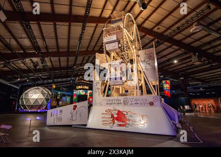 Le parc d'attractions Luna Luna art dispose d'une grande roue de Jean-Michel Basquiat. Banque D'Images