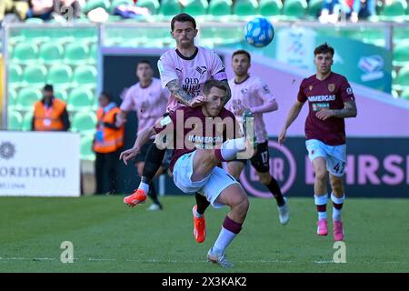 Palerme, Italie. 27 avril 2024. Lorenzo Libutti (A.C. Reggiana 1919) en action contre Matteo Brunori (Palerme F.C.) lors du match Italien Serie BKT entre Palermo F.C. vs A.C. Reggiana 1919 le 27 avril 2024 au stade Renzo Barbera de Palerme, Italie crédit : Independent photo Agency/Alamy Live News Banque D'Images