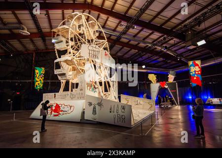 Le parc d'attractions Luna Luna art dispose d'une grande roue de Jean-Michel Basquiat. Banque D'Images