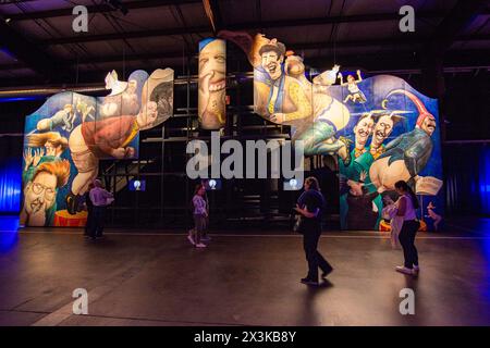 Le parc d'attractions Luna Luna comprend le Palace of the Winds de l'artiste allemand Manfred Deix. Banque D'Images