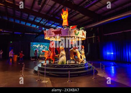 Arik Brauer's Carousel, et un interprète, au parc d'attractions Luna Luna à Los Angeles. Banque D'Images