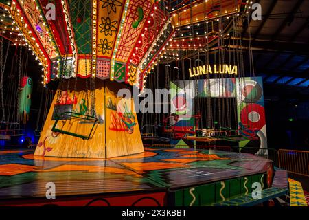 Le parc d'attractions artistique Luna Luna comprend une balançoire peinte signée par l'artiste New-yorkais Kenny Scharf. Banque D'Images