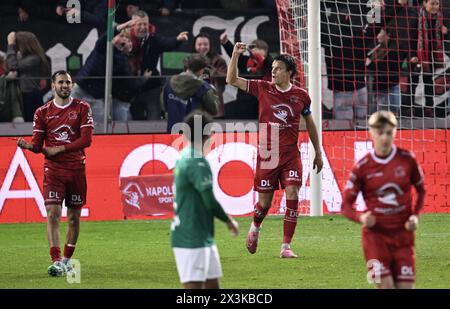 Waregem, Belgique. 27 avril 2024. Jelle Vossen d'Essevee célèbre après avoir marqué lors d'un match de football entre le SV Zulte Waregem et le Lommel SK, samedi 27 avril 2024 à Waregem, première étape de la demi-finale de la promotion à l'issue de la deuxième division du championnat belge 'Challenger Pro League' 2023-2024. BELGA PHOTO JOHN THYS crédit : Belga News Agency/Alamy Live News Banque D'Images