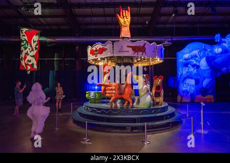Arik Brauer's Carousel, et un interprète, au parc d'attractions Luna Luna à Los Angeles. Banque D'Images
