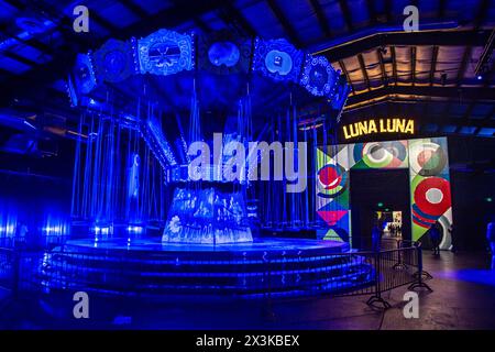 Le parc d'attractions Luna Luna art comprend une balançoire peinte par l'artiste New-yorkais Kenny Scharf. Banque D'Images